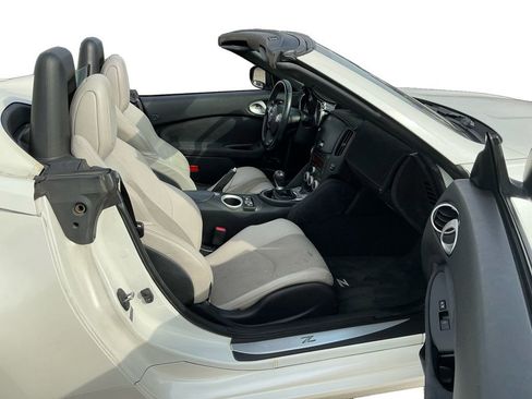 Used 2010 Nissan 370Z Touring image 22
