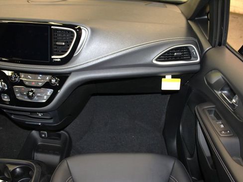 New 2026 Chrysler Pacifica Select w/ S Appearance Package image 27