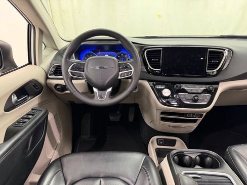 Used 2023 Chrysler Pacifica Touring-L FWD image 30