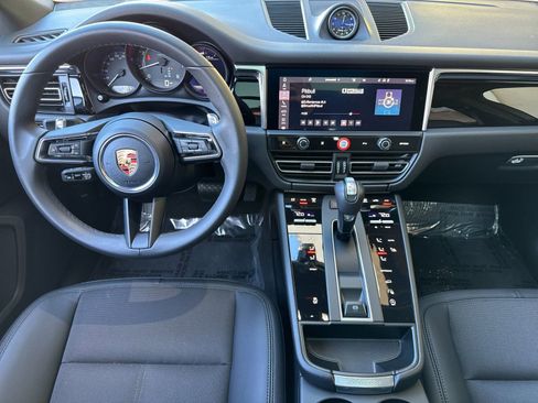 Certified 2025 Porsche Macan image 6