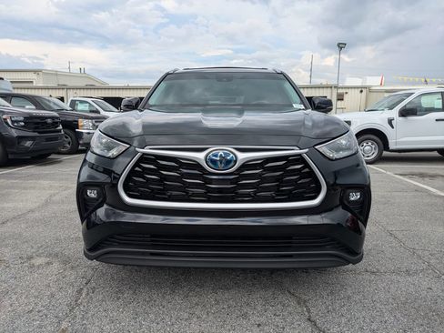 Used 2024 Toyota Highlander XLE FWD image 9