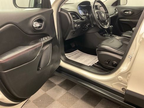 Used 2019 Jeep Cherokee Trailhawk w/ Cold Weather Group AWD/4WD image 8