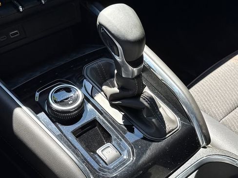 Used 2024 GMC Canyon AT4 w/ Technology Package image 25