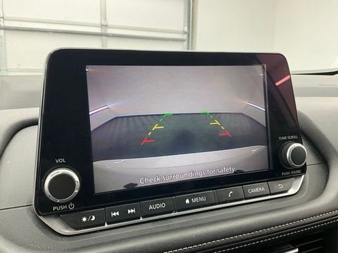 Used 2025 Nissan Rogue SV image 3