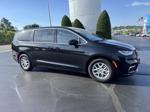 Used 2025 Chrysler Pacifica Select FWD image 1