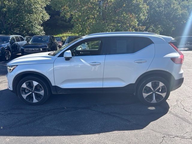 Used 2024 Volvo XC40 B5 Plus w/ Protection Package Premier AWD/4WD image 3