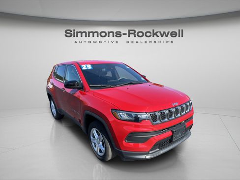 Used 2023 Jeep Compass Sport image 3