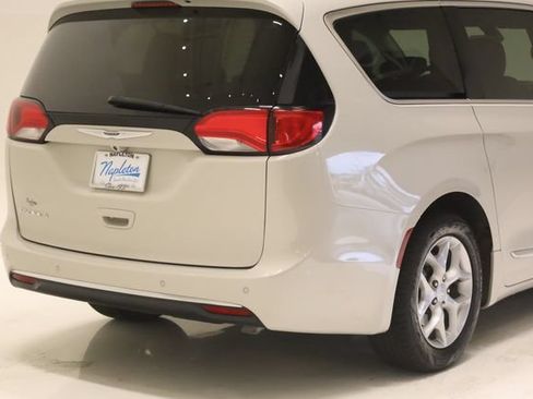 Used 2019 Chrysler Pacifica Touring-L Plus w/ Tire & Wheel Group FWD image 7