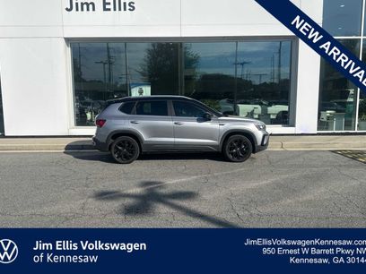 Used 2023 Volkswagen Taos SE w/ Panoramic Sunroof Package