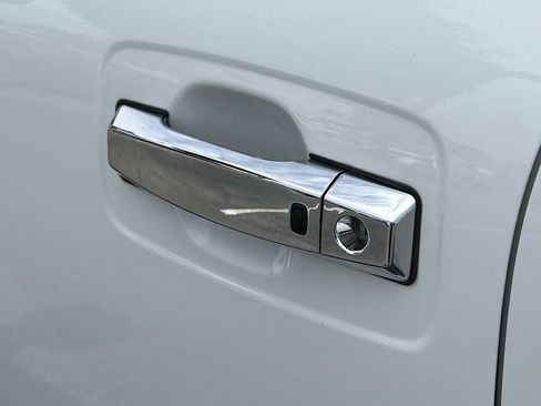 Used 2017 Nissan Titan SV AWD/4WD image 17