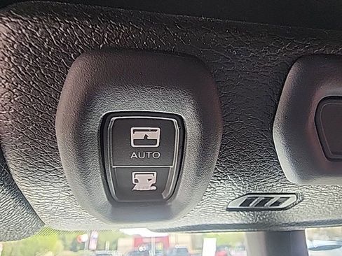 Used 2019 Jeep Wrangler Unlimited Sahara AWD/4WD image 9