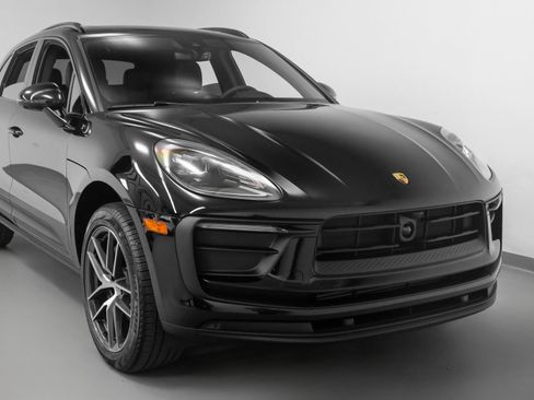 Used 2025 Porsche Macan image 9