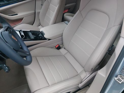 New 2026 Porsche Panamera 4 image 5