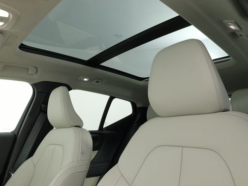 Used 2024 Volvo XC40 B5 Plus w/ Climate Package image 33