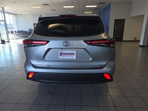 Used 2022 Toyota Highlander XLE image 7