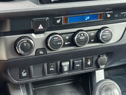Used 2020 Toyota Tacoma TRD Off-Road w/ TRD Premium Off Road Package AWD/4WD image 20