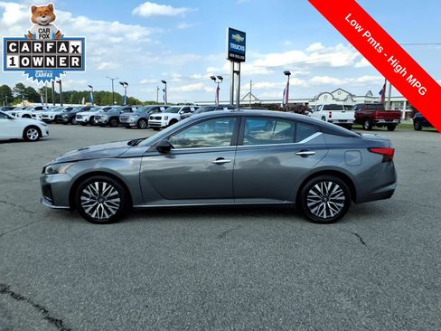 Used 2024 Nissan Altima 2.5 SV FWD image 2