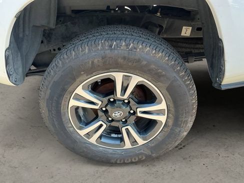 Used 2018 Toyota Tacoma SR5 RWD image 9