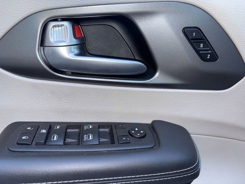 Used 2024 Chrysler Pacifica Touring-L image 18