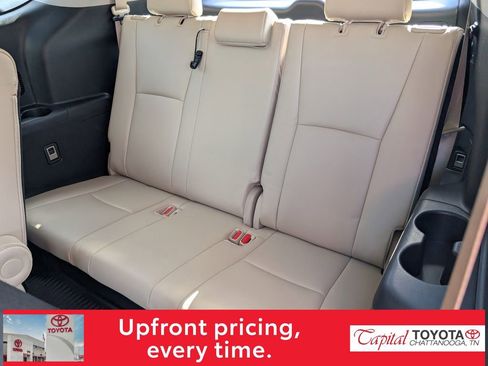 Used 2023 Toyota Highlander Limited FWD image 11