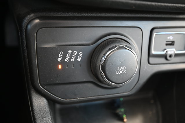 Used 2020 Jeep Renegade Limited AWD/4WD image 14