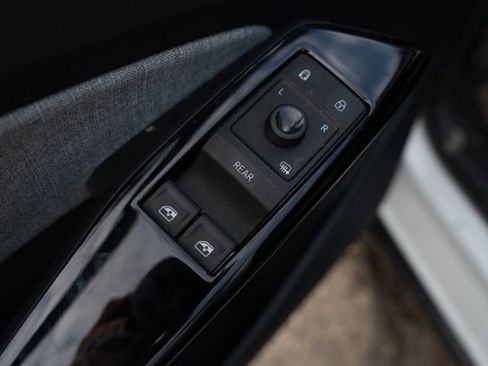 Used 2023 Volkswagen ID.4 Pro image 16