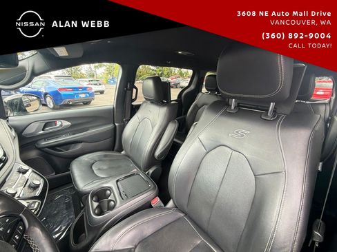 Used 2022 Chrysler Pacifica Touring-L w/ Uconnect Theater Family Group FWD image 11