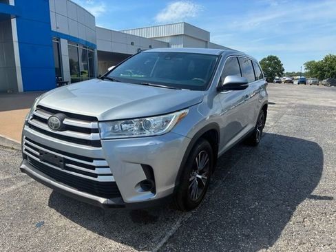 Used 2019 Toyota Highlander LE AWD/4WD image 1