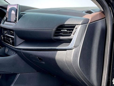 Used 2023 Nissan Rogue S image 17