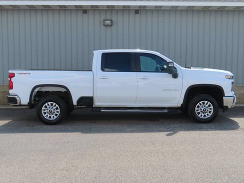 Used 2025 Chevrolet Silverado 2500 LT w/ Convenience Package AWD/4WD image 2