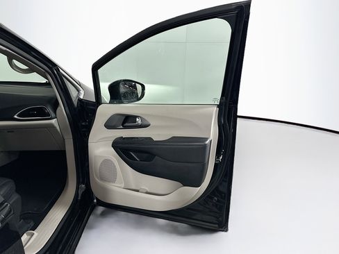 Used 2024 Chrysler Pacifica Touring-L image 31