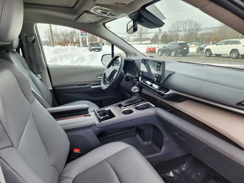 Used 2023 Toyota Sienna XLE image 11