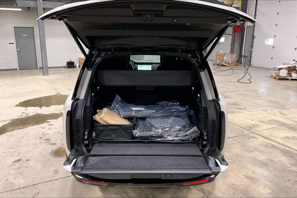 New 2026 Land Rover Range Rover SV AWD/4WD image 9
