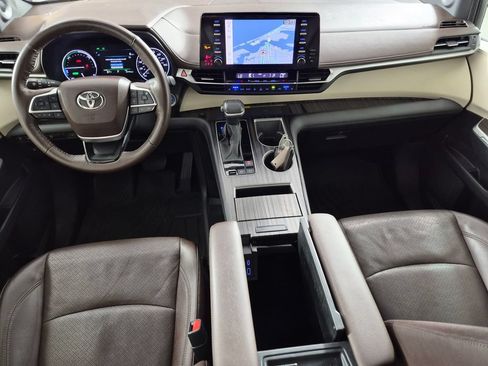 Used 2024 Toyota Sienna Platinum FWD image 25