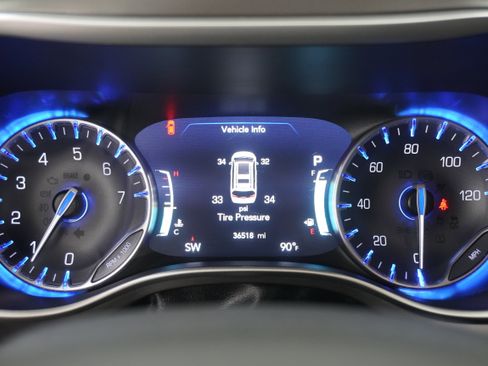 Used 2023 Chrysler Pacifica Touring-L FWD image 20
