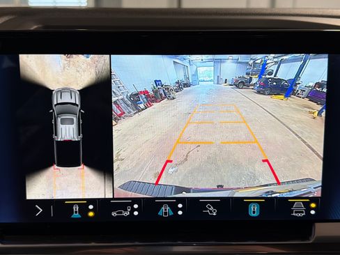 Used 2023 Chevrolet Silverado 1500 High Country w/ Technology Package AWD/4WD image 31