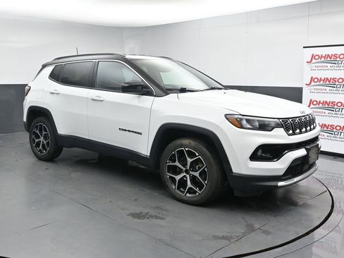 Used 2024 Jeep Compass Limited AWD/4WD image 2
