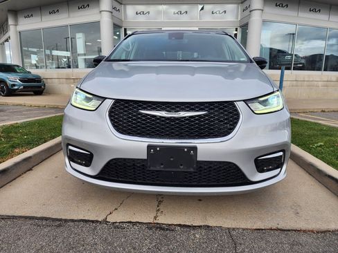 Used 2024 Chrysler Pacifica Touring-L image 2