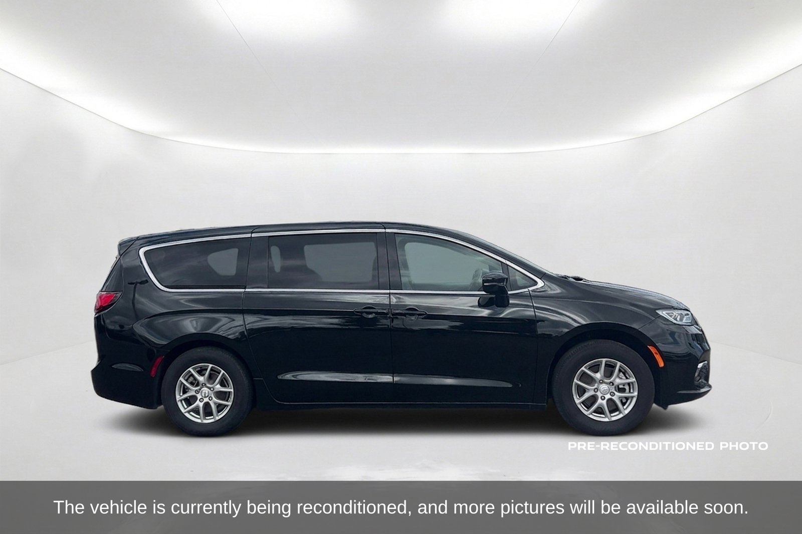 Used 2026 Chrysler Pacifica Select FWD image 4