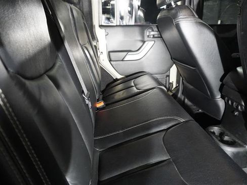 Used 2018 Jeep Wrangler Unlimited Rubicon w/ Connectivity Group image 23