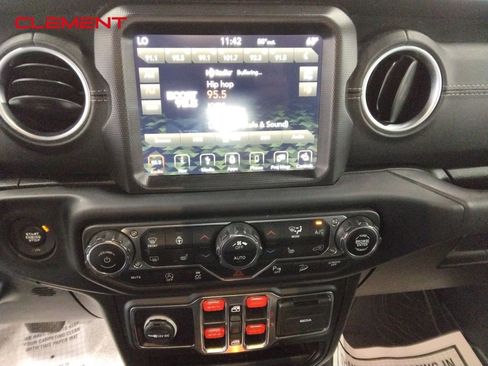 Used 2019 Jeep Wrangler Unlimited Sahara image 19