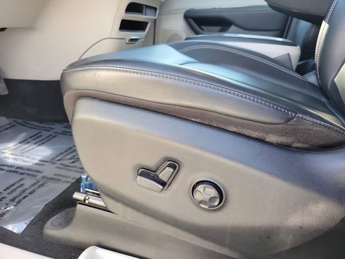 Used 2023 Chrysler Pacifica Touring-L FWD image 13