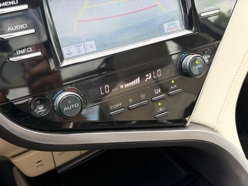 Used 2018 Toyota Camry XLE FWD image 24
