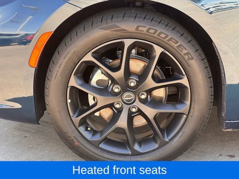 Used 2025 Chrysler Pacifica Limited image 9