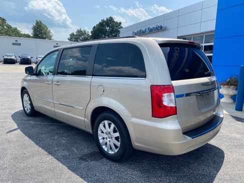 Used 2013 Chrysler Town & Country Touring FWD image 3