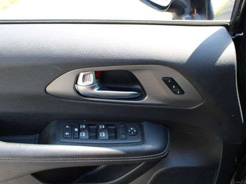 Used 2025 Chrysler Pacifica Select FWD image 12
