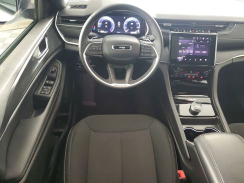 Used 2025 Jeep Grand Cherokee Laredo X image 14