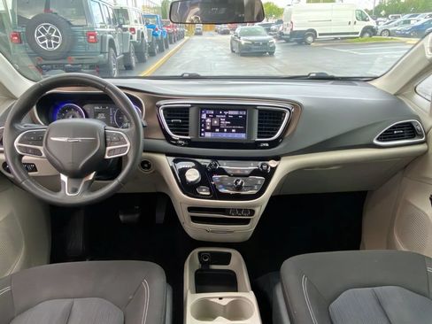 Used 2022 Chrysler Voyager LX FWD image 16
