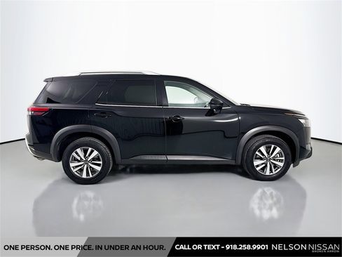 Certified 2025 Nissan Pathfinder SL image 4