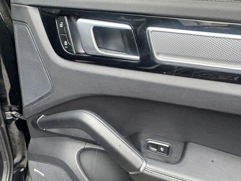 Used 2023 Porsche Cayenne Platinum Edition image 19